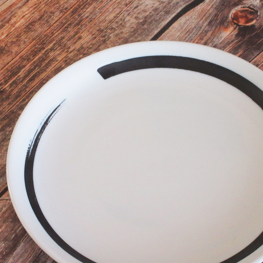 黒刷毛目ライン メタ玉19cm皿 アップ